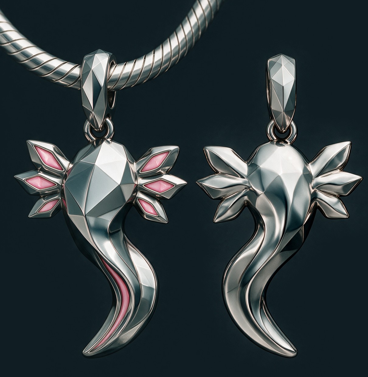 El charm de frente en una cadena, junto a su reverso